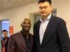 一笑泯恩仇！姚明打趣科比：事实上我现在膝盖还痛着