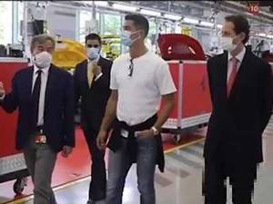 壕！C罗参观法拉利工厂再购超跑一辆