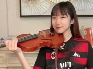 一起听听美女小提琴演奏的米兰队歌如何？