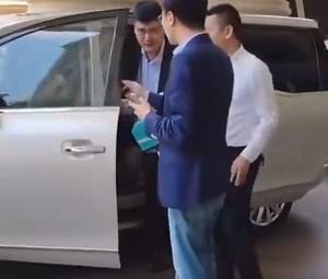 商务车坐不进去！姚明出席活动遇到坐车烦恼愁容满面