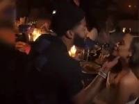?深情!戴维斯在婚礼彩排上对妻子单膝跪地献唱