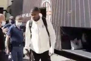 意媒：迈尼昂抵达都灵手缠绷带，能否首发视赛前热身而定
