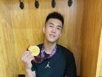 郭艾伦晒图：四年前同样的姿势 不同的是好像越来越帅气了腻