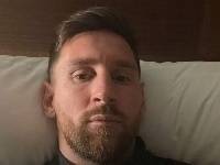 来自梅西的注视?，梅西社媒晒个人自拍照