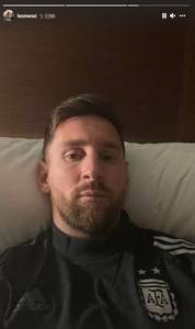 来自梅西的注视?，梅西社媒晒个人自拍照