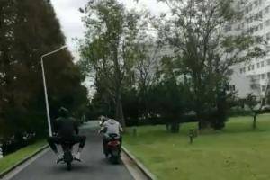 摩托车像个玩具！球迷晒周琦上海交大骑摩托上课趣图