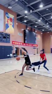 不懂就问，这球犯规了吗？?怎么还把小姐姐裤子脱了！