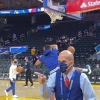 库里赛前热身单手空接暴扣 勇士媒体：Air Curry