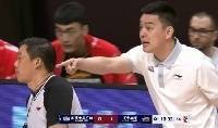 ?李炎哲与李晓旭抱作一团 杨鸣质问裁判：抱成这样都不吹？