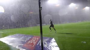 公然划水?！英甲普利茅斯球员暴雨中艰难进球后游泳庆祝