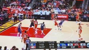 东契奇摊手!特雷-杨刹车后脑勺撞哈达威面门成功造犯规