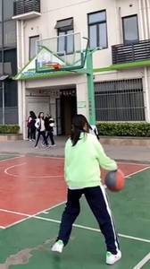 小姑娘模仿欧文运球上篮，姿势太美了，吧里应该一般人做不到