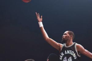 ?打破时空壁！NBA花絮图集：现役球星变装复刻名宿经典镜头