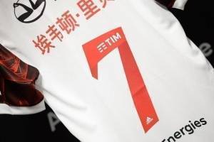 弗拉门戈巴甲联赛身披中文球衣，拍卖后将用于扶贫