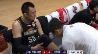 ?韩德君防守时落地踩到于德豪后崴脚 接受治疗后回到比赛