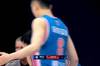 李柯七抢球胡明轩后者摔出场外被吹违体 杜锋为弟子出头吃T