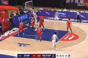 找回场子!刘晓宇上篮不中 李慕豪隔着沈梓捷完成补扣