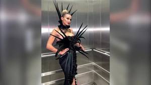 魔女?意大利最美足球女记者万圣节奇葩造型