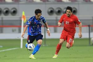 知情人透露国足热身赛阵型为4-3-3，前场阿兰、张玉宁、洛国富