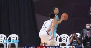 屡献暴扣！上海男篮小将李添荣15中12 砍下26分5板3助2断