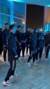 人声鼎沸！梅西率阿根廷全队与迎接他们的球迷互动