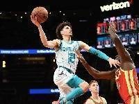 命中率不太行！三球18中5砍下15分10板12助 生涯第三次三双