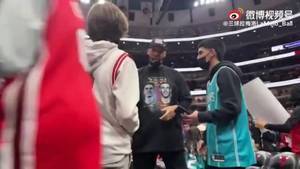 球爹的人气不输场上俩儿子！儿子们的粉丝排队找球爹合影