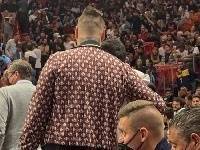 平易近人!约基奇哥哥在场边与热火主场球迷亲切合影