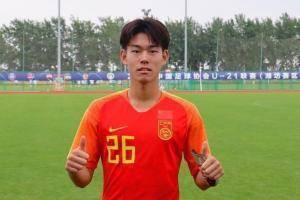 国青小将何小珂：不懂球的才会把梅西和c罗当作对手