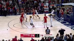 机智！NCAA戴维森学院最后发球砸对手身上 耗完时间取胜