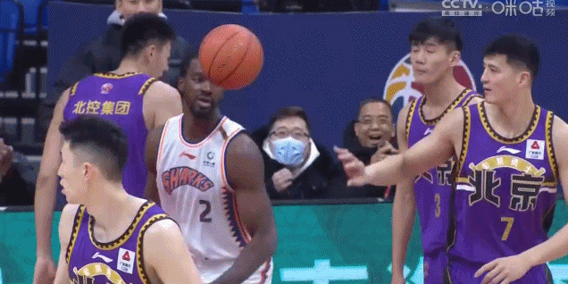 上课了！冯莱单打王少杰 利用脚步优势突破内线单臂暴扣