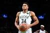 强!字母成为NBA历史新年大战第8位砍下三双的球员 现役第4位