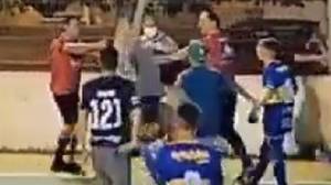 ?敢不敢还手？巴西一球赛裁判掏出手枪并殴打球员【附视频】