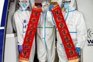 空乘人员为女足准备国旗+春联：巾帼英雄，为国争光！