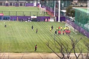男足隔离期间也同样在训练,但即便拍了也没人会发出来说他们刻苦