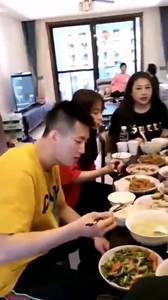 郭艾伦家庭聚餐 旁边的美女是谁有认识的吗?