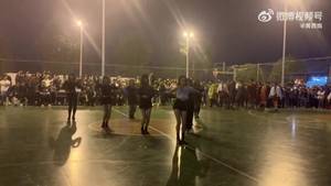 这是哪个学校的篮球赛呀？中场竟然还有啦啦队表演！?
