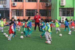 上海一小学16年起在女生中推广足球,为中国女足培养更多后备人才