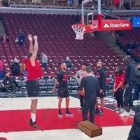 ?他是认真的吗？TT训练近筐勾手连续7次打铁