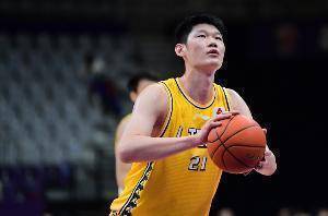 绝对优势！胡金秋半场8中6砍下16分3板+0犯规！