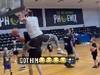 ?周琦参加球队活动给小球迷签名 被克里克偷袭&ldquo;隔扣&rdquo;