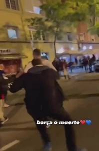 扫堂腿+骑扣+爆踹?德国球迷疑似在巴塞罗那街头遭巴萨球迷围殴