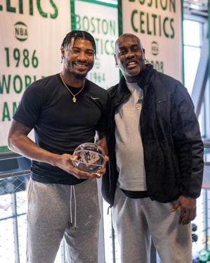 96年后首位后卫DPOY！绿军晒斯玛特手套合影：后卫??