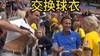 男球迷想与女运动员互换球衣！女球迷大方脱下球衣与球迷互换?