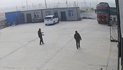 一看大哥这投篮姿势，年轻时绝对高手！