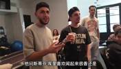 直播中被问库里闻起来香不香？巴特勒一脸问号，随后鬼魅一笑?
