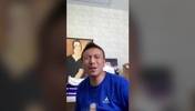 快气哭了！武磊单刀摔倒让毛剑卿上海话爆粗：XXX，哪能了？?