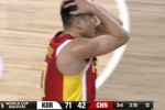 心态崩了！高诗岩拼抢被吹防守犯规 三节没打完已经4犯了