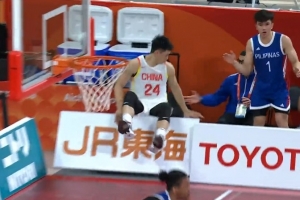 精神可嘉！崔永熙奋力救球 人飞到场边广告牌后面